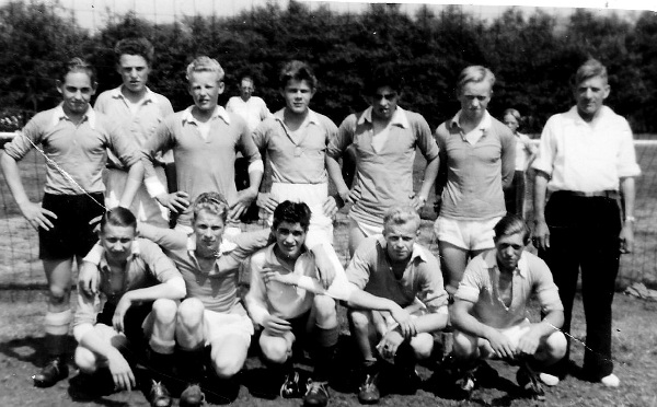 41 - V.V. Nieuw-Buinen; A-elftal 1957.